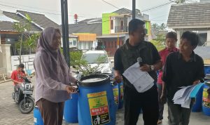 Puluhan Tong Sampah Dibagikan ke Warga, Ciptakan Lingkungan Bersih dan Indah