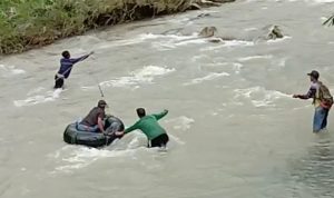 Jembatan Ambruk, Warga di Cidaun Sebrangi Sungai Gunakan Ban