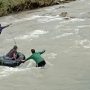 Jembatan Ambruk, Warga di Cidaun Sebrangi Sungai Gunakan Ban