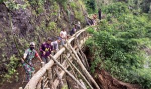 Warga di Takokak Kerja Bakti Perbaiki Saluran Air Rusak Akibat Longsor