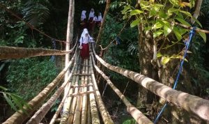 Lintasi Jembatan Rusak, Pelajar Rela Menantang Maut Demi Sekolah, Ganjar Ramadhan: Sangat Miris Sekali