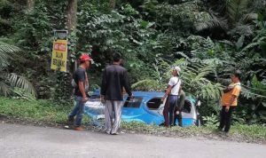 Mobil Elf Terperosok di Jalan Raya Sukanagara Cianjur