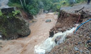 Jembatan Penghubung Ambruk, Akses Jalan Alternatif Cianjur-Bandung Terputus