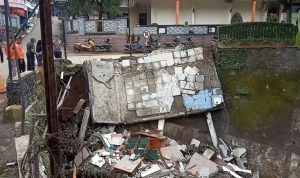 Belasan Rumah Rusak Akibat Banjir Bandang di Ciloto Cianjur