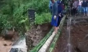 Warga di Cibinong Cianjur Bangun Jembatan Darurat