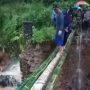 Warga di Cibinong Cianjur Bangun Jembatan Darurat