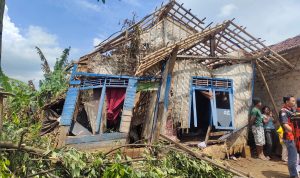 Puluhan Rumah Warga di Cilaku Rusak Disapu Angin Kencang