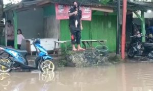 Sering Banjir, Warga di Mande Cianjur Lakukan Aksi Tanam Ikan dan Mancing di Badan Jalan