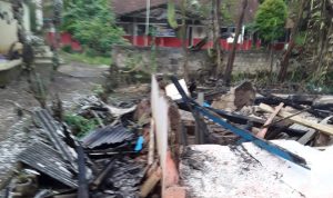 Sebuah Rumah Milik Warga di Karangtengah Cianjur Ludes Terbakar