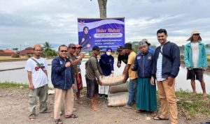 Anggota DPRD Cianjur Bantu Semen dan Batu Brangkal