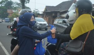 Serentak di Sejumlah Titik, NasDem Cianjur Bagikan Takjil dan Kurma