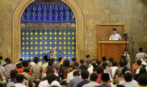 Ridwan Kamil saat salat tarawih