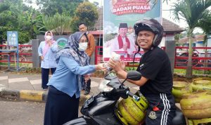 Perumdam Tirta Mukti Cianjur Bagikan Takjil ke Pengguna Jalan Siliwangi