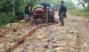 Tak Kunjung Diperbaiki, Warga di Cikalongkulon Urunan Bangun Jalan