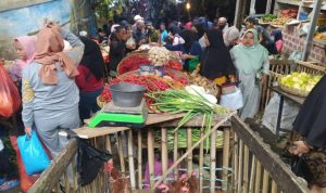 Harga Daging Ayam dan Sapi di Pasar Cipanas Masih Mahal