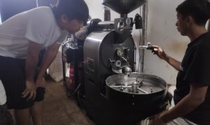 Dukung Pengembangan UMKM Kopi di Kendal, PLN Salurkan Bantuan Mesin Pengemasan Otomatis