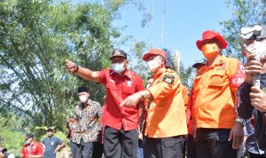 Tinjau Jembatan Cikurutug Pasirkuda yang Ambruk, Bupati: 1 Bulan Kedepan Bisa Dilewati Lagi