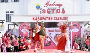 Diikuti OPD, Pemkab Gelar Fashion Show Batik Khas Cianjur