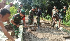 Dansatgas Turun Tangan Bantu Satgas dan Warga di Pengecoran Jalan di TMMD ke-114