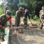 Dansatgas Turun Tangan Bantu Satgas dan Warga di Pengecoran Jalan di TMMD ke-114