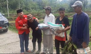 Usai Ngantor di Desa, Bupati Cianjur Terharu Dibawakan Warga Oleh-oleh Hasil Tani