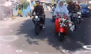 Viral, Aksi Seorang Ibu Bonceng Anaknya Ke Pelaminan Naik Vespa Jadul Bikin Haru