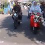 Viral, Aksi Seorang Ibu Bonceng Anaknya Ke Pelaminan Naik Vespa Jadul Bikin Haru