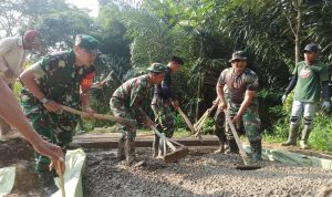 Tak Kenal Lelah Dandim 0608/Cianjur Letkol Arm Haryanto Terjun Langsung Bantu Satgas dan Warga Ngecor Jalan Program TMMD ke-114