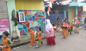 Peringati HUT RI ke-77, Anak-anak PAUD dan TK di Karangtengah Cianjur Bagikan Bendera Merah Putih ke Masyarakat