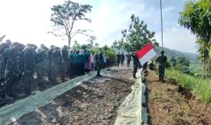 Peringati HUT RI ke-77, Anggota TNI dan Warga Cibadak Cianjur Kibarkan Bendera Merah Putih di Lokasi TMMD