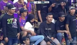 Viral! Kisah Seorang Pria Saat Sang Kekasih Tertangkap Kamera Nonton Bola dengan Pria Lain