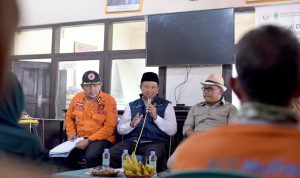 Uu Tinjau dan Serahkan Bantuan kepada Warga Terdampak Bencana Longsor di Ciamis