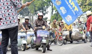 Uu Ruzhanul Naik Vespa Antik Pakai Batik