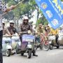 Uu Ruzhanul Naik Vespa Antik Pakai Batik