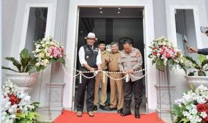 Ridwan Kamil Resmikan Monumen Perajin Bendera Merah Putih Leles di Garut