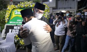 Ridwan Kamil Takziah ke Rumah Ayahanda Emil Dardak