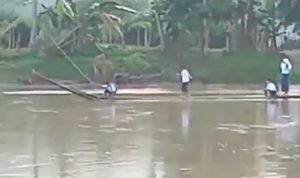 Jembatan Penyeberangan di Cianjur Selatan Rusak Berat