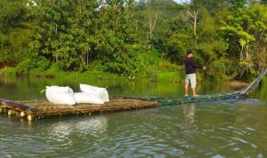 Warga dan Pelajar di Sindangbarang Cianjur Terpaksa Seberangi Sungai dengan Rakit