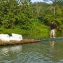 Warga dan Pelajar di Sindangbarang Cianjur Terpaksa Seberangi Sungai dengan Rakit