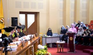 Atalia Raih Gelar Doktor Ilmu Komunikasi dengan Predikat Cum Laude Atalia Raih Gelar Doktor Ilmu Komunikasi dengan Predikat Cum Laude