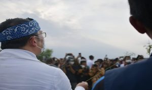 Ridwan Kamil Promosikan Wisata Jabar Selatan Lewat Permainan Layangan di Pantai Palangpang