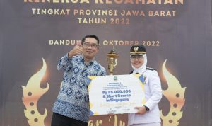 Ridwan Kamil Beri Penghargaan Camat Terbaik di Jawa Barat Belajar di Singapura