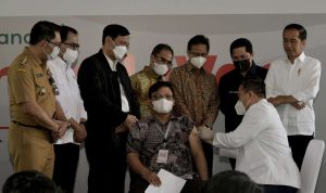 Gubernur Jawa Barat Ridwan Kamil saat mendampingi Presiden RI Joko Widodo meluncurkan vaksin IndoVac yang merupakan vaksin COVID-19 pengembangan dalam negeri di kantor PT Bio Farma, Jalan Terusan Pasteur, Kota Bandung, Kamis (13/10/2022). (Foto - Foto: Angga/Biro Adpim)