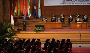 Gubernur Jabar Ridwan Kamil saat menghadiri acara wisuda gelombang I Tahun Akademik 2022/2023 Universitas Padjadjaran di Graha Sanusi Universitas Padjadjaran, Kota Bandung, Selasa (8/11/2022). (Foto: Biro Adpim Jabar)