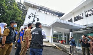 Gubernur Jawa Barat Ridwan Kamil meninjau lokasi kebakaran Gedung Bappelitbang di kompleks Balai Kota Bandung, Kota Bandung, Selasa (8/11/2022).