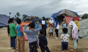 Beri Trauma Healing, Yayasan Perempuan Penggerak Cianjur Ajak Anak di Pengungsian Bermain