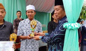 Simbolis Penyerahan piala dan piagam diberikan langsung oleh ketua KKMA (Kelompok Kerja Madrasah Aliyah) kab. Cianjur, DR. Deni Suherman, M.Pd.