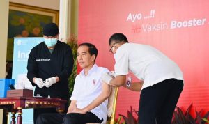 Presiden RI Joko Widodo menerima vaksin IndoVac buatan Bio Farma, sebagai Booster Vaksin Covid-19 kedua. Pemberian vaksin ini, berlangsung pada tanggal 24 November 2022, di Istana Kepresidenan Bogor. Joko Widodo mengajak masyarakat untuk segera mendapatkan vaksin Covid-19 booster kedua, terutama bagia lansia. (ANTARA/HO-Lukas-Biro Pers Sekretariat Presiden)