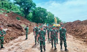 KASAD Jenderal Dudung Abdurachman Tinjau Jalan Nasional yang Tertimbun Longsor Akibat Gempa di Cianjur