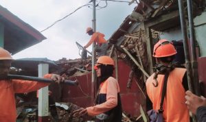 Petugas PLN Ini Tetap Jalani Tugas Layani Masyarakat Meski Rumahnya Hancur Akibat Gempa Cianjur